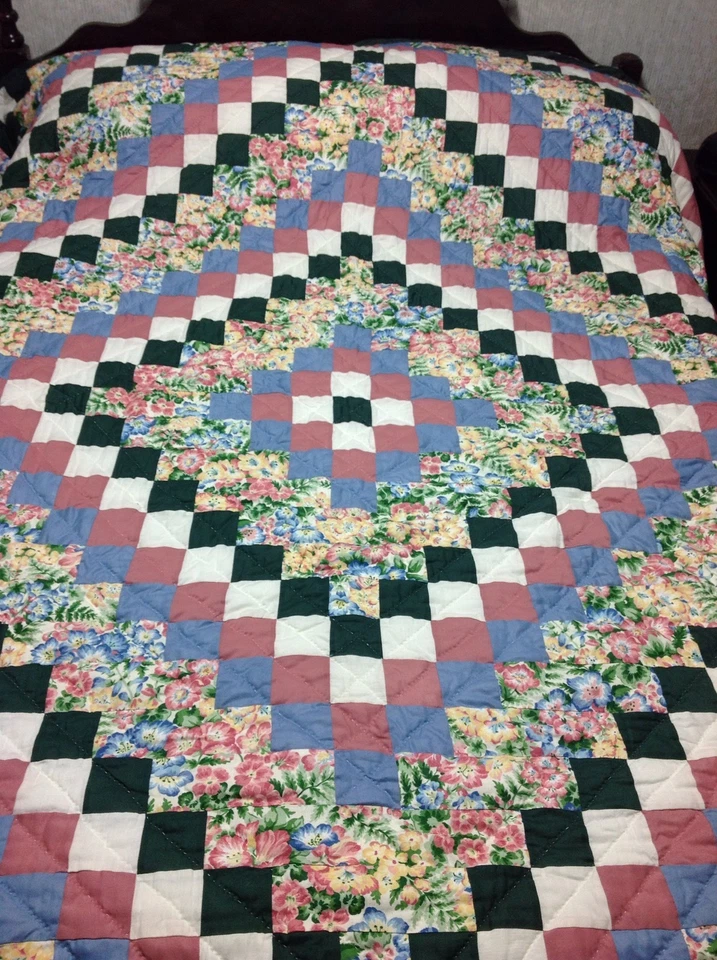 Floral Triple Around The World Patchwork Queen Quilt / Bedspread — 第 1/4 张图片
