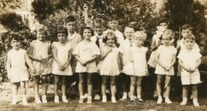Foto vernácula década de 1930 fiesta infantil misteriosa mano en arbustos detrás de ellos - Imagen 1 de 4