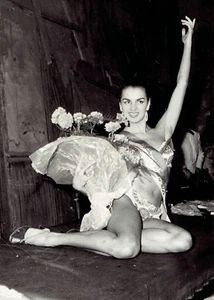 1958 Vintage Photo Leggy Dancer Huguette Dathane wins Miss Bordeaux Beauty Queen - Bild 1 von 2