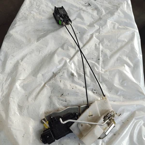 82202M68K00 Vordertürschloss Links SUZUKI ALTO 1.0 Ber. 5p/b/996cc - Picture 1 of 4