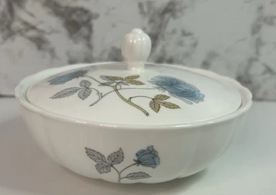 Hermoso Cuenco Murray de China Hueso Rosa Hielo Wedgwood con Tapa Hecho en Inglaterra Azul Foto 1 de 4