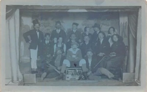 Seltene historische Gruppenaufnahme – Amateur-Theatergruppe in Kostümen  (9159) - Bild 1 von 1