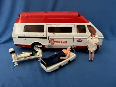 Furgoneta de emergencia ambulancia TONKA 1976-77 con personas - Camión de juguete de acero prensado vintage Foto 1 de 4