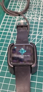 Fitbit Versa 1 Smartwatch 1,4" AMOLED Fitness schwarz - Bild 1 von 2