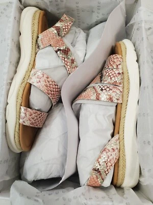 Sandalia deportiva informal Corso Como para mujer Yasha platino talla 8,5 (F8D-2419) Foto 1 de 4