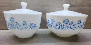 2- Vtg Federal Milk Glass Mixing Bowl Set Blue Daisy 1.5 and 2.5 Quart W/ Lids - Picture 1 of 9