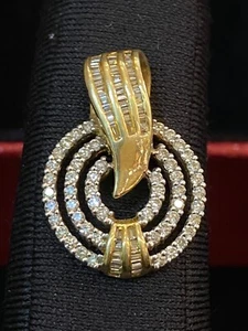 Sbalorditivo 0,79 Cts Rotondo Baguette Taglio Diamanti Ciondolo In 585 14K Oro - Foto 1 di 12