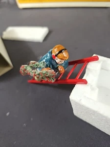 DEPT 56 Schneedorf "Mann auf Leiter hängende Girlande" #5116-0 mit Karton! - Bild 1 von 6