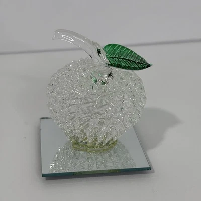 Manzana de vidrio hilado a mano vintage con hoja verde Foto 1 de 4