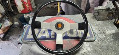 Руль Datsun NIssan 720 80-86 от оригинального производителя ST; черный и серебристый с кнопкой гудка - Изображение 1 из 4