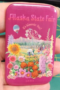 Alaska Button 2002 Alaska State Fair Pinback ITS BLOOMIN' FUN Metall Pinback SCHÖN - Bild 1 von 4