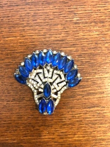 VINTAGE FAN SHAPED CLIP ON PIN CLEAR & BLUE SAPPHIRE COLORED STONES 2.5 X 2.5" - Picture 1 of 3