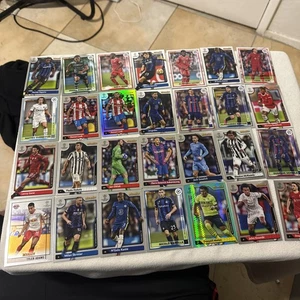 Lotto di 499 Topps UEFA Champions League 2022 ed Europa League - Foto 1 di 17
