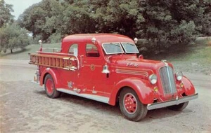 Camión de bomberos antiguo Seagrave Dearborn 1939, MI 1977 postal vintage - Imagen 1 de 2