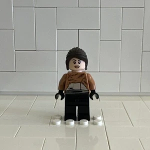 Star Wars LEGO Qi'ra Fur Coat Outfit Solo Movie Minifigure 75219 sw0946 VGC - Picture 1 of 2