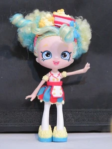 Muñeca Poppette Shopkins Shoppies con vestido de palomitas de maíz y diadema/zapatos - cine - Imagen 1 de 5