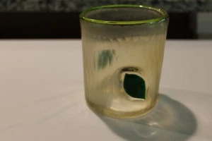 Art and Crafts irisierende Vaseline Glasvase grüne Blätter an der Seite 4" hoch - Bild 1 von 14