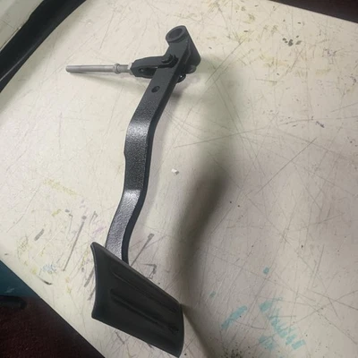 Pedal de freno automático Chevelle 66 usado original solo 66 Foto 1 de 4