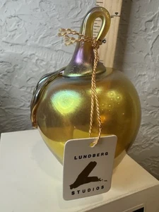 Signed LS 1998 Lundberg Studios Art Glass Iridescent Tilt Apple Paperweight - Picture 1 of 9