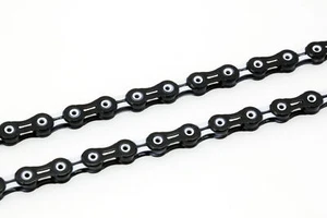 Cadenas de bicicleta PYC DLC 11 para uso Shimano/Campy de 11 velocidades en blanco y negro - Imagen 1 de 12