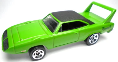 2005 风火轮 PLYMOUTH SUPERBIRD 绿色 1: 64 压铸 3 1/4 英寸黑色汽车 — 第 1/4 张图片