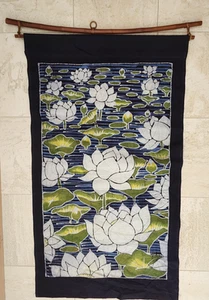 Colgante de pared Lotus Batik, hermoso tapiz oriental con percha de bambú 27,5x43" - Imagen 1 de 9