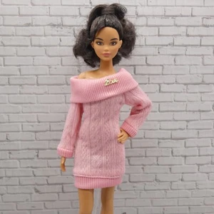 Rosa Pulloverkleid für Barbie Größe 12 in Modepuppe Zopfmuster Cold Shoulder - Bild 1 von 8