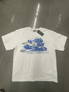 RARO NUEVO CON ETIQUETA Hecho por el Hombre HM29TE027WH Para Hombres XL Blanco Océano Ola Pájaro Volar Futuro - Imagen 1 de 8