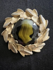 Vintage Brosche matt goldfarben Blatt Tigerauge grüner Stein Medaillon Blume Anstecknadel - Bild 1 von 3