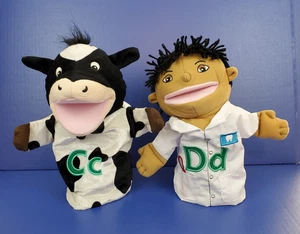 Menge 2 Lakeshore Alphabet Handpuppe C c Kuh und D d Arzt 12 Zoll - Bild 1 von 18