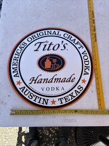 Titos handgefertigter Wodka 17,5 Zoll rundes Metall Blechschild Austin Texas Handwerk Wodka - Bild 1 von 5