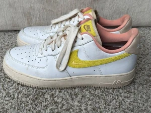 Nike Air Force 1 '07 LX "Mama" Blanco Amarillo Tenis DV2183-100 Para hombres 10.5 - Imagen 1 de 8