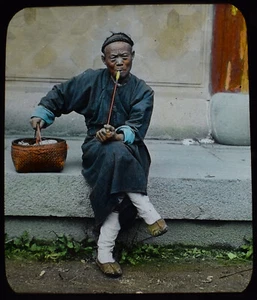 A CHINESE MAN SMOKING A PIPE CHINA C1920 Magic Lantern Slide PHOTO SHANGHAI - Picture 1 of 3