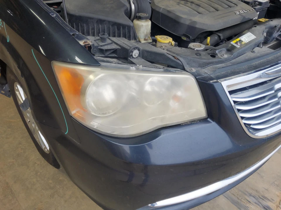 Conjunto de faros derechos usados se adapta a: Chrysler Town & Country 2014 exc. automático Foto 1 de 4