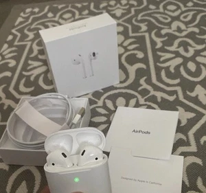 Apple AirPods 2nd Generation with Charging Case - White - Photo 1 sur 4