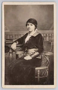 Junge viktorianische Dame sitzend RPPC Postkarte lange Kleider antik unbesendet - Bild 1 von 2