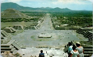 Plaza of the Moon, Pyramid of the Sun, San Juan Teotihuacan, Mexico Postcard - Picture 1 of 2