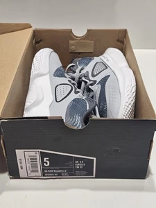 New In Box Size 5 Under Armour Flow Breakthru 3 Low Mod Grey White Womens Size 5 - Picture 1 of 9