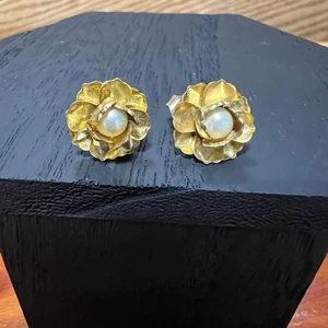 Pendientes de perlas florales vintage delicados tono dorado orejas perforadas sin marca MCM  - Imagen 1 de 8