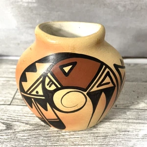 Vintage R. John Dineh Navajo geschnitzte Keramik 4" Vase signiert - Bild 1 von 5