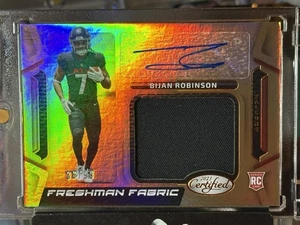 2023 PANINI CERTIFICATO MATRICOLE TESSUTO FIRME BRONZO BIJAN ROBINSON /99 (RC) - Foto 1 di 3