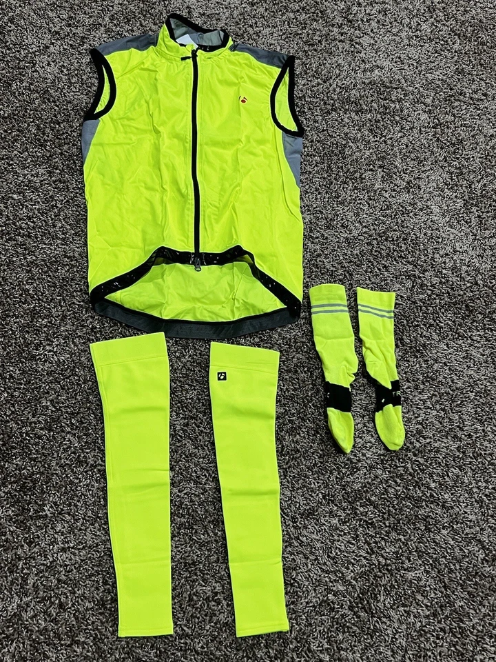 Chaleco de ciclismo Bontrager, calentadores de brazos y calcetines de trekking Foto 1 de 4