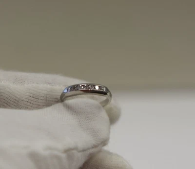 Anillo de diamantes con conjunto de canales naturales de platino vintage de 4,07 gramos tamaño 5 1/2 Foto 1 de 4