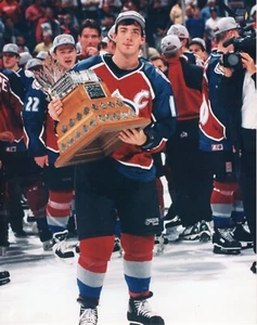 Joe Sakic Colorado Avalanche Conn Smythe Trophy Unsigned 8x10 Photo - Picture 1 of 1