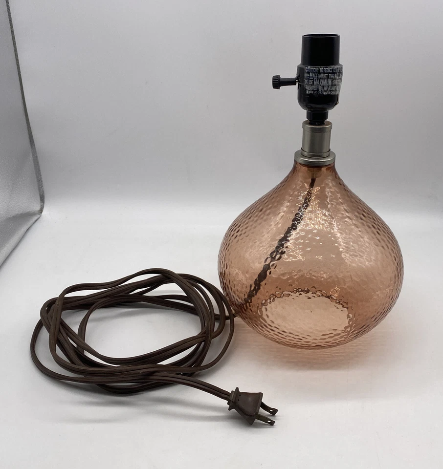 Lámpara de mesa moderna de mediados de siglo redonda de vidrio rosa con guijarros sin pantalla Foto 1 de 4