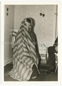 Junge Frau verschleiert mit Decke 1969 - Karstadt Ochsenschwanzsuppe Foto 1960er - Bild 1 von 2