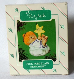 Adorno de Navidad Hallmark 1986 - Katybeth, ángel de porcelana - Imagen 1 de 2