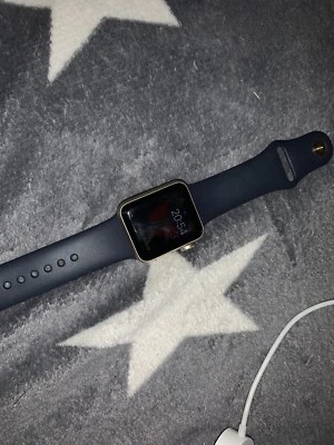 Apple Watch Series 2 in Gold mit Ladekabel aber ohne Karton. Versand möglich - Bild 1 von 4