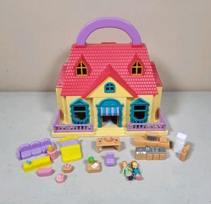 Mini casa de muñecas Blue Box Toys Tiny Dreams con muñecas y accesorios  - Imagen 1 de 13