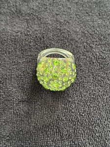 Anello vintage a cupola in lucite e cristallo - pietre verdi - misura 6 - Foto 1 di 5